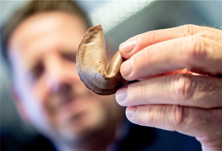 Dieses Start-up stellt Glückskekse her, die schmecken Will mit Keksen sein Glück machen: Gründer Michael Rohrdrommel hat 2018 ein Start-up gegründet, mit dem er vergane Glückskekse mit besonderen Botschaften herstellt.