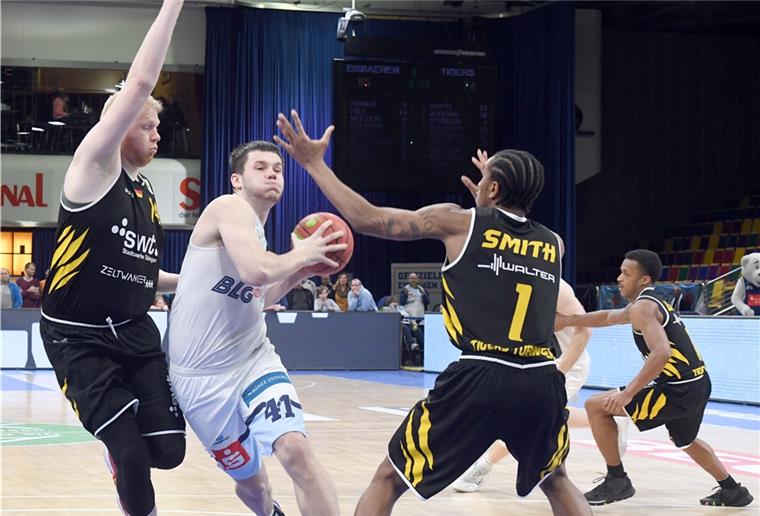 Die Heimserie der Eisbären reißt gegen Heidelberg Will Vorhees (Mitte) und die Eisbären kassierten im Spitzenspiel gegen Heidelberg eine Heimniederlage.