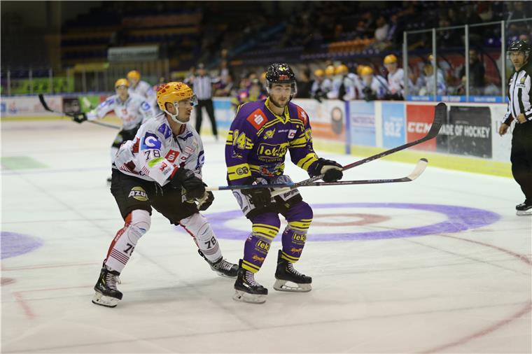 Will Weber (links) im Zweikampf beim Thialf-Cup.