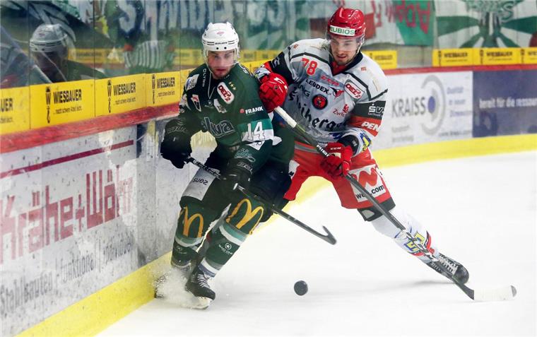 Will Weber (rechts) wechselt von den Eispiraten Crimmitschau zu den Fischtown Pinguins.