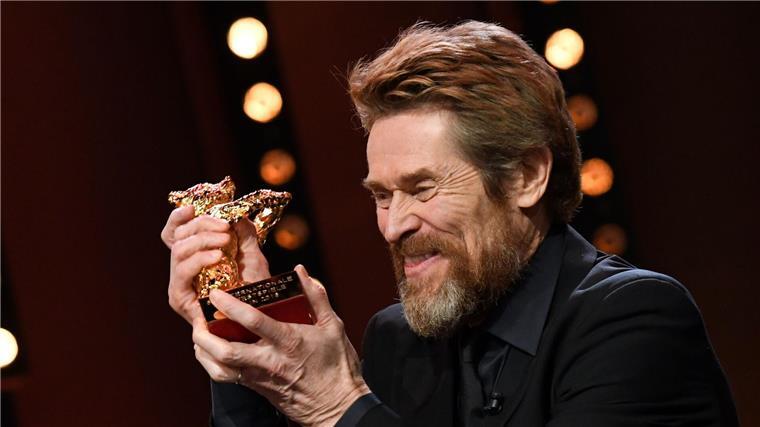Filmstar mit markanten Furchen - Willem Dafoe wird 70 Willem Dafoe freut sich über den Preis für sein Lebenswerk. (Archivbild)