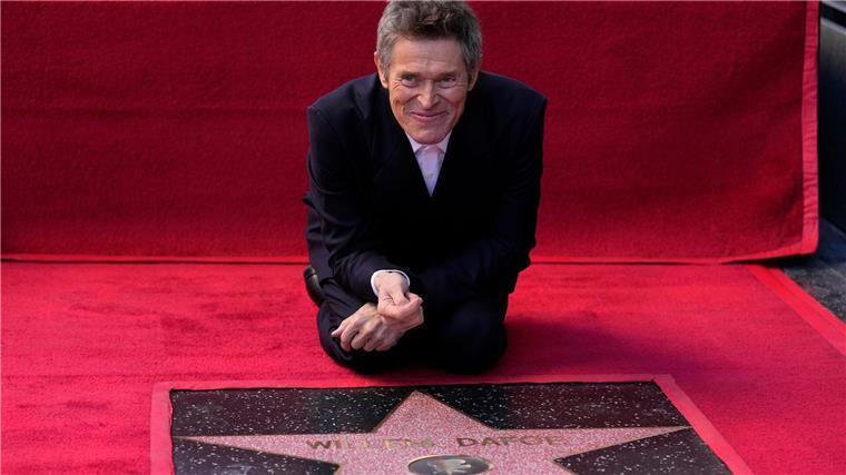 Filmstar mit markanten Furchen - Willem Dafoe wird 70 Willem Dafoe geht vor seinem Hollywood-Stern zu Boden. (Archivbild)