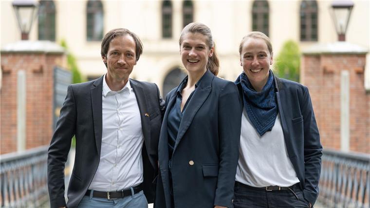 Ostfriesland Biennale geht in zweite Runde Willem Julius Müller, Ina Grätz (Mitte) und Silke Oldenburg bilden das kuratorische Team der Ostfriesland Biennale. (Archivbild)