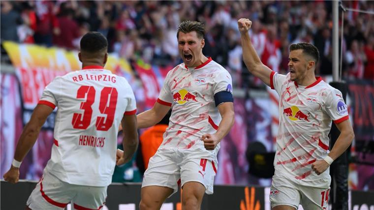 Leipzig bangt nach Freiburg-Sieg um Torhüter Gulacsi Willi Orban (M) jubelt mit Benjamin Henrichs (l) und Christoph Baumgartner über den Ausgleichstreffer.