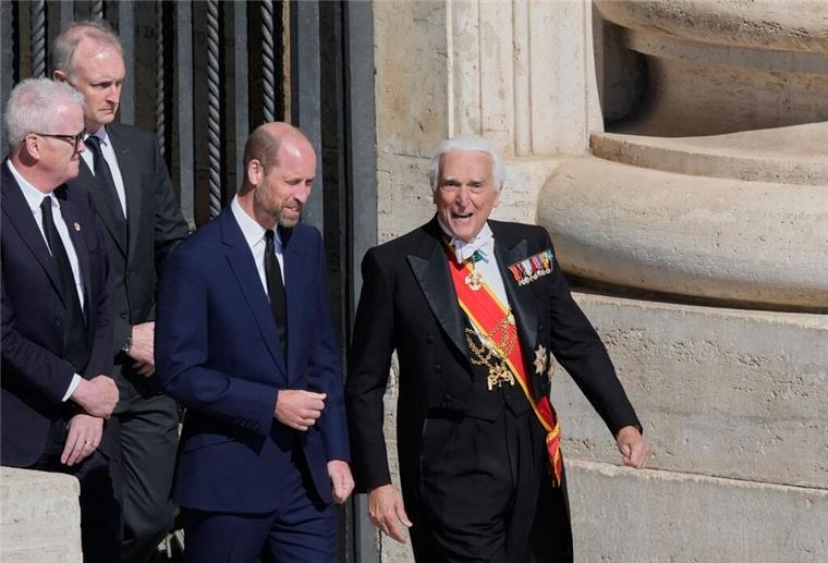 Prinz William bei Papst-Trauerfeier - neben Scholz William kommt ohne Kate.