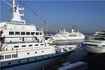 Willkommen in Bremerhaven: "Albatros" und "Amadea" nehmen die "Deutschland" in die Mitte.