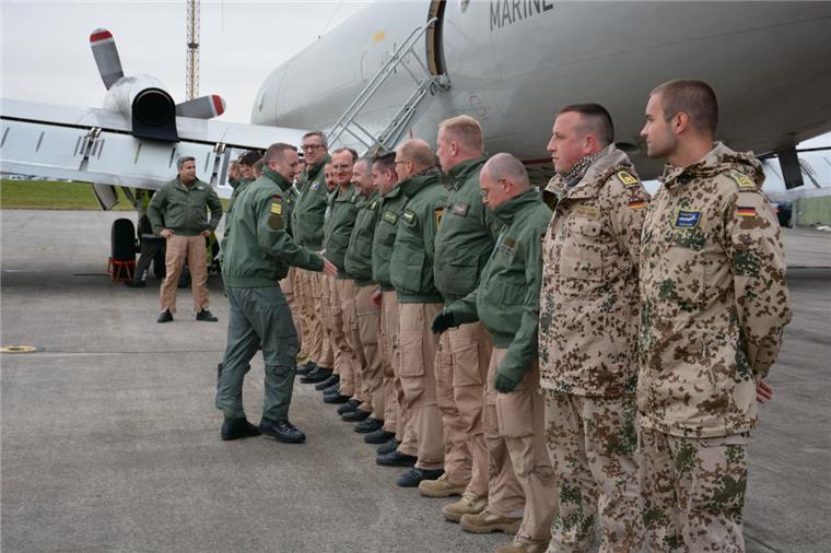 Nordholzer Soldaten kehren aus Dschibuti zurück Willkommen zurück: Thomas Krey (links), Kommandeur der fliegenden Truppe des MFG 3, begrüßt die Heimkehrer aus Dschibuti. Foto Seelbach