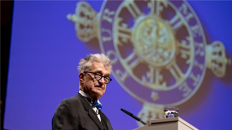 Weimer fürchtet „globalen Kulturkampf“ Wim Wenders, Regisseur, gibt bei der Begrüßung neuer Mitglieder in den Orden Pour le merite im Publikum die Laudatio Filmemacher Kluge.