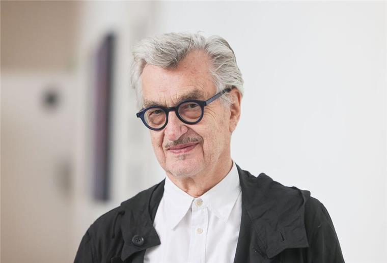 Wim Wenders ist heute eher ein Frühaufsteher Wim Wenders schaut am Morgen erst einmal aus dem Fenster. (Archivfoto)