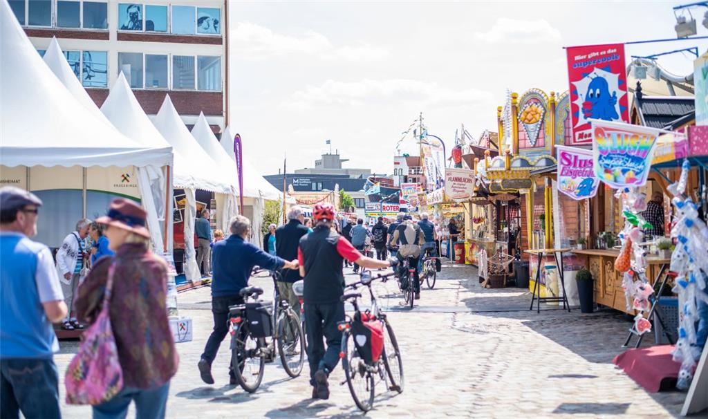 Wimmelbilder vom Donnerstag des Seestadtfestes 2019. Im Bild: Imbissmeile und ma...
