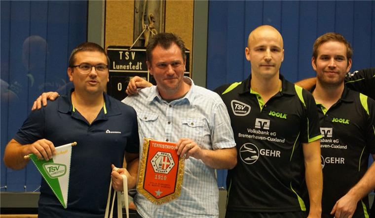 Wimpeltausch vor dem Intercup-Spiel