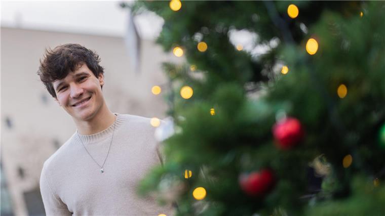 Wincent Weiss mag am Advent den Kitsch - auch musikalisch Wincent Weiss macht auf seiner Weihnachtstruck-Tour Halt in Köln.
