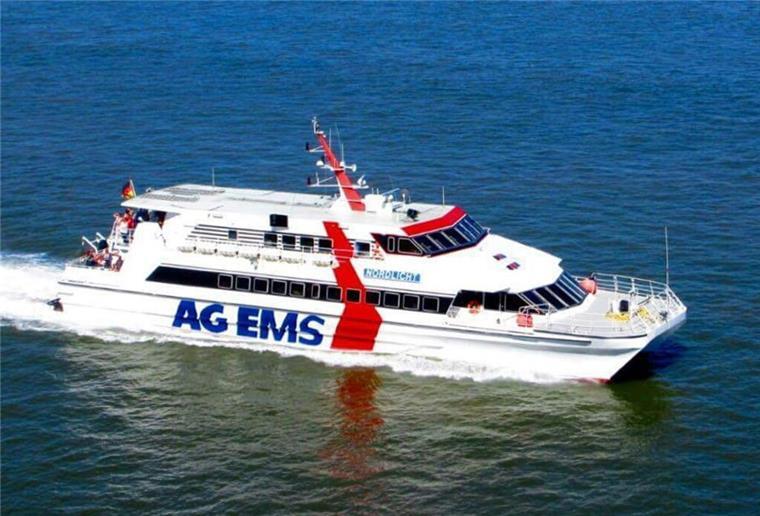Die MS Nordlicht fährt über das Wasser.