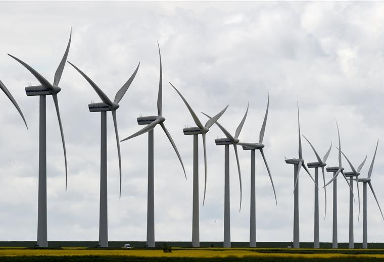 Windenergieanlagen müssen, wenn sie ausrangiert werden, aufwendig in ihre Einzelteile zerlegt werden.