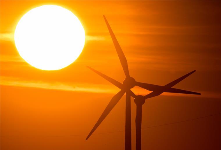 Windkraft und Sonnenenergie sollen in Zukunft die Haupt-Energiequellen in Deutschland sein. Doch in Niedersachsen hinkt der Ausbau den Plänen deutlich hinterher.