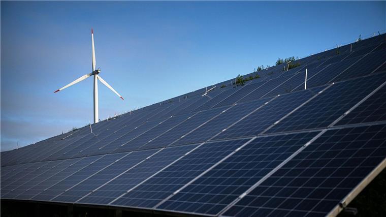 Studie: Oldenburg bundesweit führend bei Solarausbau Windkraftanlagen stehen hinter Photovoltaikanlagen auf der Blocklanddeponie.