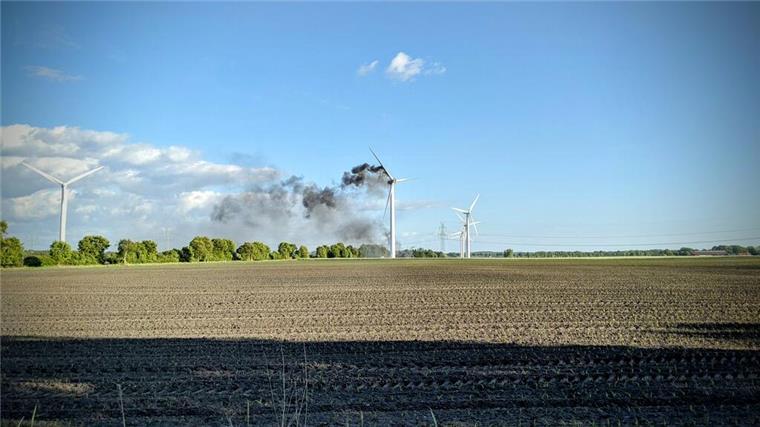 Windrad bei Bremervörde ausgebrannt – Löscharbeiten unmöglich Windrad bei Bremervörde brennt lichterloh – Löscharbeiten unmöglich! Ein Rotorblatt stürzte bereits ab.