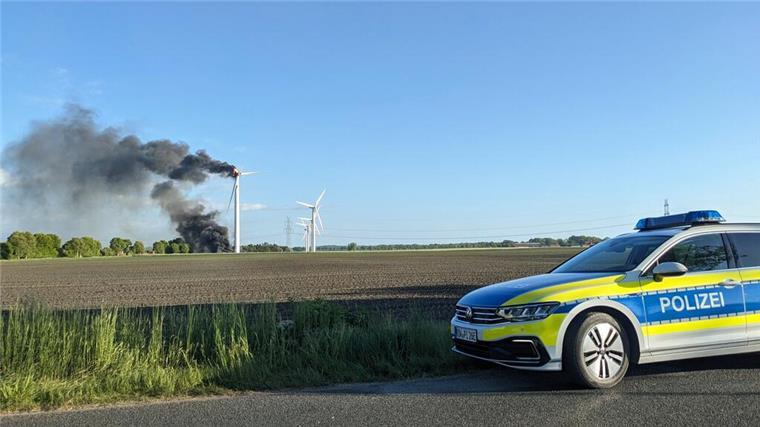 Windrad bei Bremervörde ausgebrannt – Löscharbeiten unmöglich Windrad in Bremervörde brennt lichterloh.