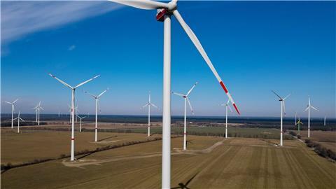 Windräder drehen sich in einem Windpark.