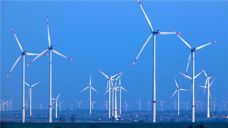 Windparkentwickler PNE wechselt Finanzvorstand Windräder drehen sich nach Sonnenuntergang in einem Windpark.