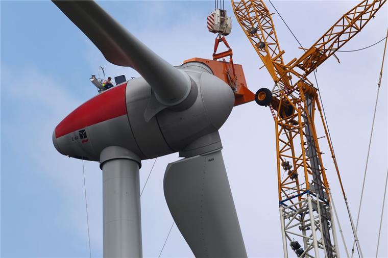 Windräder sorgen immer wieder für Arbeit. Auch im Windpark an der Autobahn 27 steht eine Neuerung an. Foto Hildenbrand