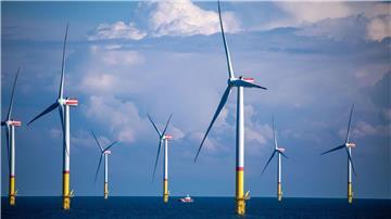 Windräder stehen in der Ostsee.