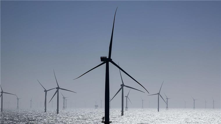 Nordsee-Windkraftflächen finden keinen Käufer Windräder stehen in einem Windpark in der Nordsee. (Archivbild)