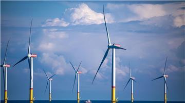 Windräder stehen zwischen den Inseln Rügen und Bornholm in der Ostsee.