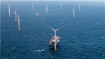 Windturbinen in der Nordsee während der Einweihung der ersten Zone eines Offshore-Windparks.