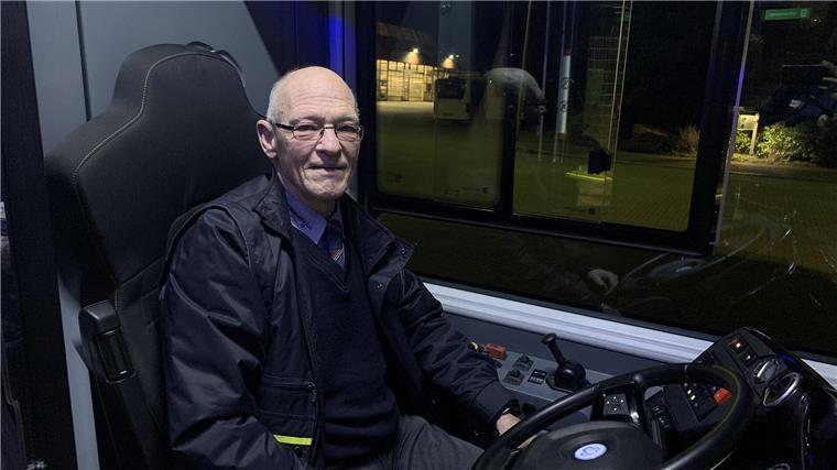 Winfried Bethke fühlt sich pudelwohl am Steuer des Wasserstoffbusses.