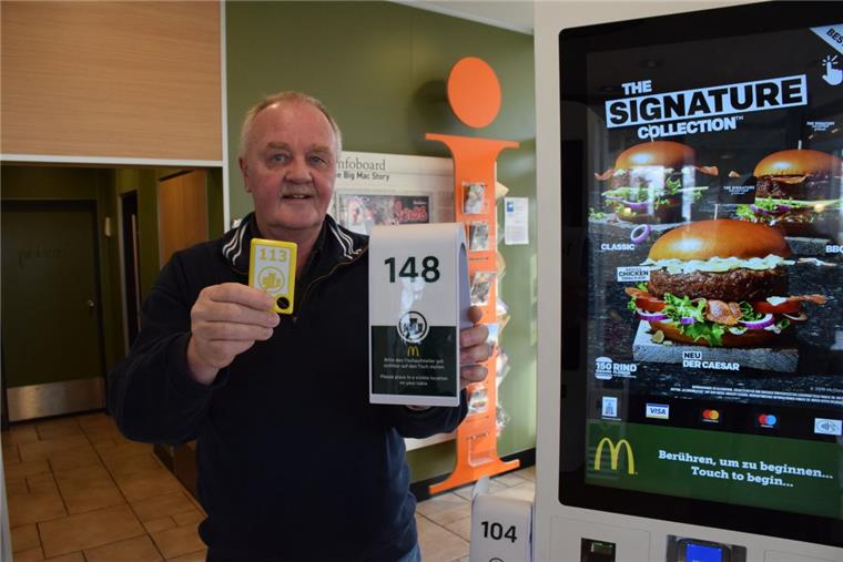 McDonald's in Nordenham: Ärger über Sachbeschädigungen Winfried Nagel, Inhaber des McDonald's-Restaurants in Nordenham, hält zwei Funkgeräte hoch, die für den Tischservice eingesetzt werden. Die kleineren wurden andauernd von Gästen eingesteckt und mitgenommen. Deshalb wechselte er jetzt zu der größeren Variante.