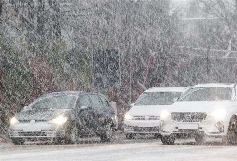A27 wird zur Rutschbahn: Glätte überrascht Autofahrer Wintereinbruch in Norddeutschland: Schneefall und Glätte überraschten am Freitag viele Autofahrer