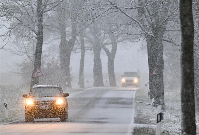 Wintereinbruch in Niedersachsen führt zu mehreren Unfällen. 