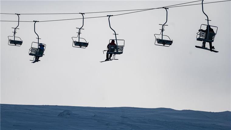Mehrere Lifte und Loipen am Wochenende im Harz geöffnet Wintersportler sitzen am Matthias-Schmidt-Berg im Harz in der Seilbahn.