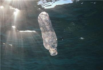 Eine weggeworfene Plastikflasche treibt im Roten Meer vor Ägypten und wird von der Sonne angestrahlt. (zu dpa: «Wie sich die Aufnahme von Mikroplastik vermindern lässt»)