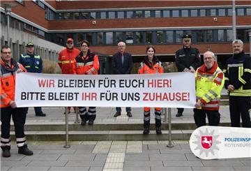 "Wir bleiben für euch hier!": Eine gemeinsam Aktion der Rettungskräfte im Landkreis Rotenburg.