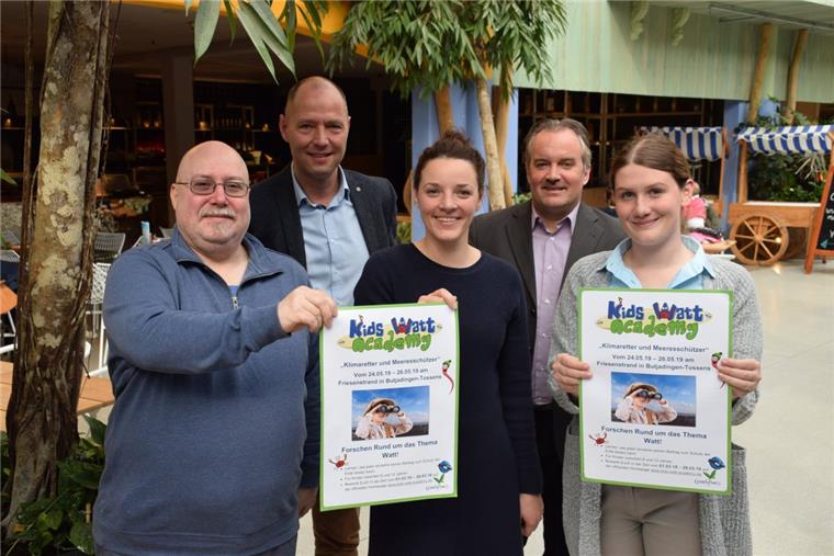 Tossens: Kinder können bei der Kids Watt Academy mitmachen „Wir freuen uns total, dass die Veranstaltung wieder stattfindet“, sagen Thomas Dzillum (Vorsitzender des Bürgervereins Tossens), Mark Schuur (Park-Chef), Lianne Stikkelbroeck (Center-Parc-Mitarbeiterin), Robert Kowitz (TSB-Geschäftsführer) und Natascha Micheel (Auszubildende) (von links).
