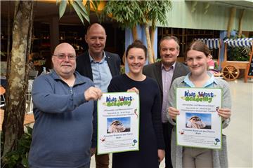 „Wir freuen uns total, dass die Veranstaltung wieder stattfindet“, sagen Thomas Dzillum (Vorsitzender des Bürgervereins Tossens), Mark Schuur (Park-Chef), Lianne Stikkelbroeck (Center-Parc-Mitarbeiterin), Robert Kowitz (TSB-Geschäftsführer) und Natascha Micheel (Auszubildende) (von links).
