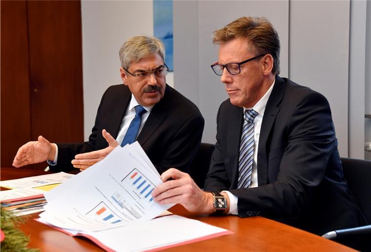 Stadtverordnete streiten über Götzes Beförderung „Wir haben nichts zu verbergen“, sagte Oberbürgermeister Melf Grantz (links) und gab in der Stadtverordnetenversammlung Auskunft über die Umstände der Beförderung von Ortspolizeidirektor Harry Götze. Archivfoto: Scheschonka