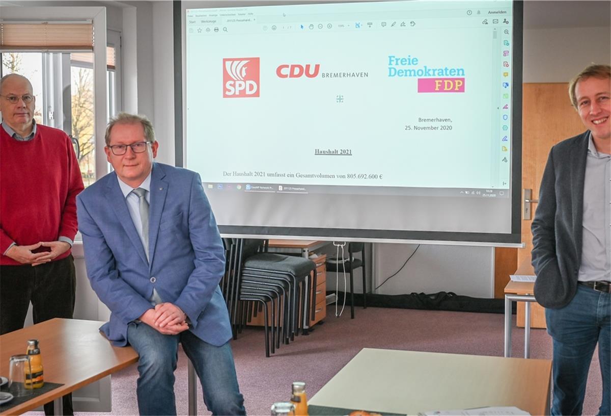 Bremerhavener Koalition will mehr Geld ausgeben „Wir haben verantwortungsvolle Haushaltspolitik gemacht“, sagen die Koalitionäre (von links) Sönke Allers, Thorsten Raschen und Hauke Hilz. Sie haben ihren Etat für 2021 vorgestellt. Foto Scheschonka