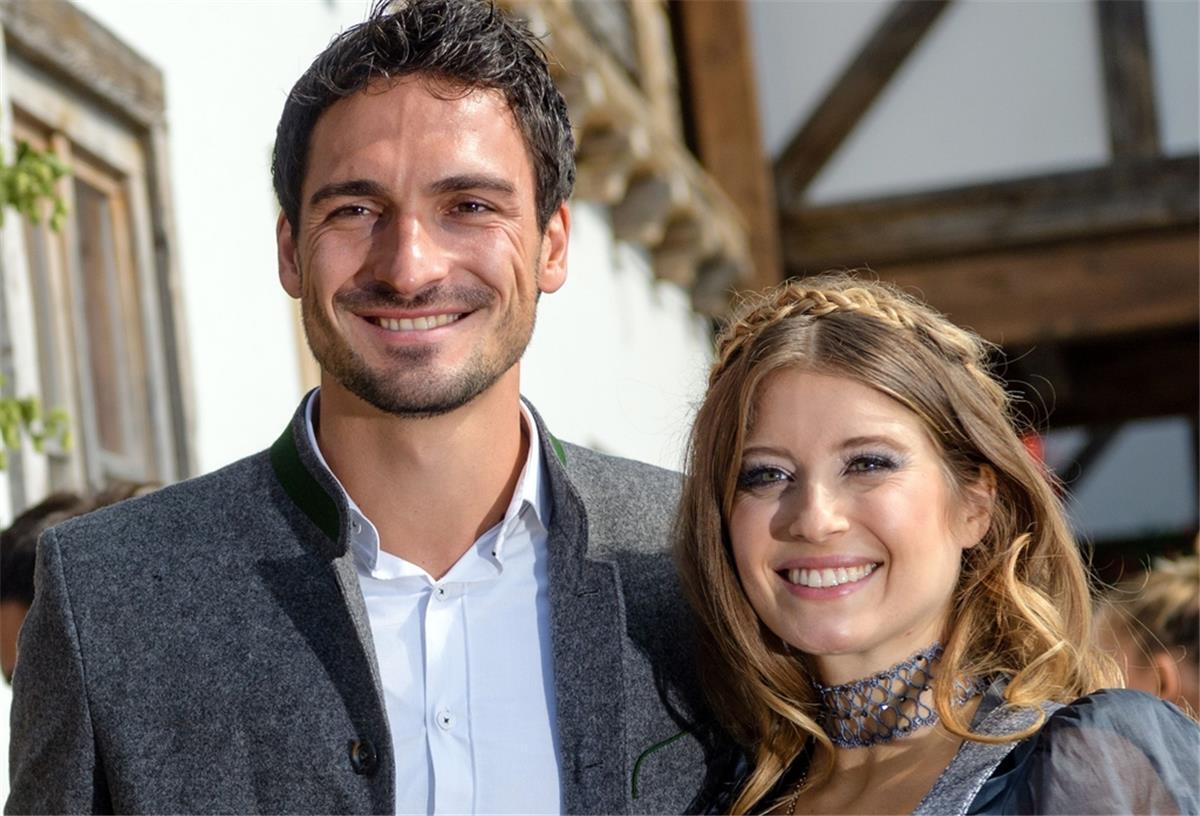 Cathy und Mats Hummels sind geschieden Ein Mann und eine Frau stehen Arm in Arm.