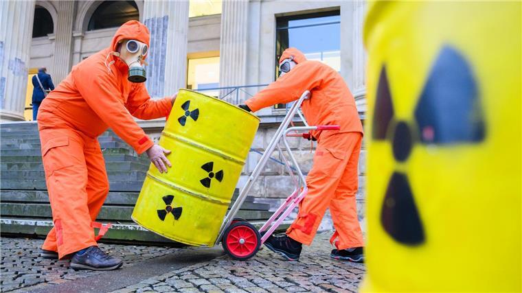 Initiative fordert Ende von Atommüll-Zwischenlager Leese „Wir üben heute schon einmal, wie die Fässer zum Landtag gebracht werden“, sagen die Demonstranten.