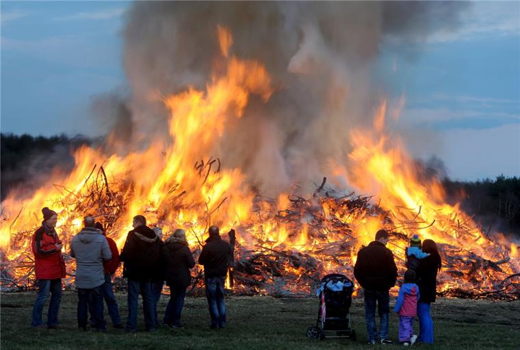 Hier brennen die Osterfeuer in Bremerhaven und dem Cuxland Wir zeigen euch, wo die Osterfeuer am Wochenende in Bremerhaven und im Cuxland brennen.