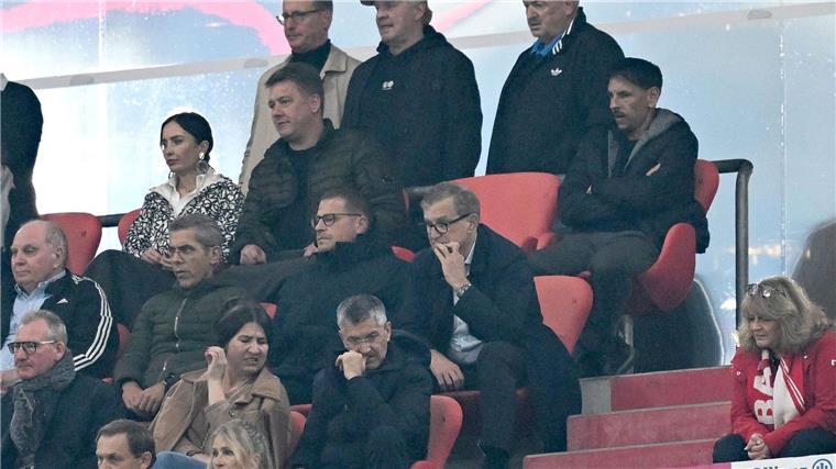 Kanes Torshow vor Lewandowski-Duell - Wirbel um Bayern-Boss Wirbel gibt es um Bayern-Boss Jan-Christian Dreesen (M).