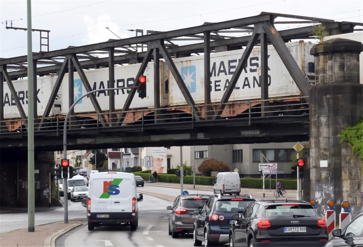 Wird bald abgerissen: Eisenbahnbrücke über der Cherbourger Straße.