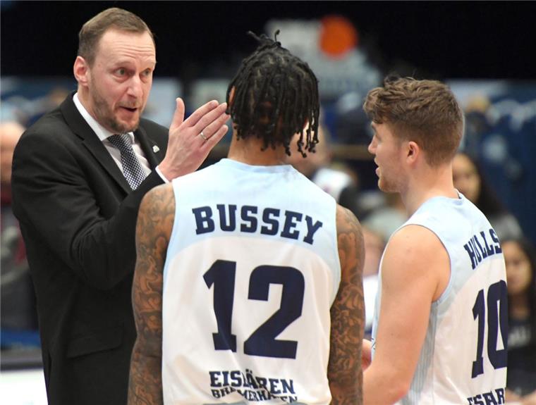 Die Eisbären wollen gegen Bonn wieder eine Überraschung schaffen Wird da der Plan für den nächsten Sieg gegen Bonn ausgeheckt? Eisbären-Trainer Arne Woltmann (links) spricht mit Tre Bussey und Jordan Hulls (rechts).