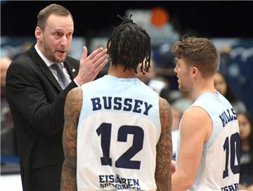 Wird da der Plan für den nächsten Sieg gegen Bonn  ausgeheckt? Eisbären-Trainer Arne Woltmann (links) spricht mit Tre Bussey und Jordan Hulls (rechts).