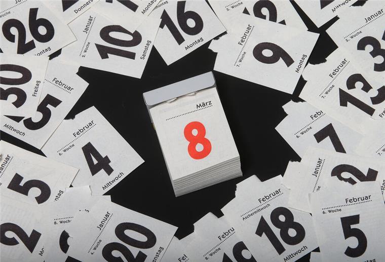 Landtag prüft Petition: Bekommt Niedersachsen endlich einen weiteren Feiertag? Ein Kalender zeigt den 8. März als Feiertag rot markiert.
