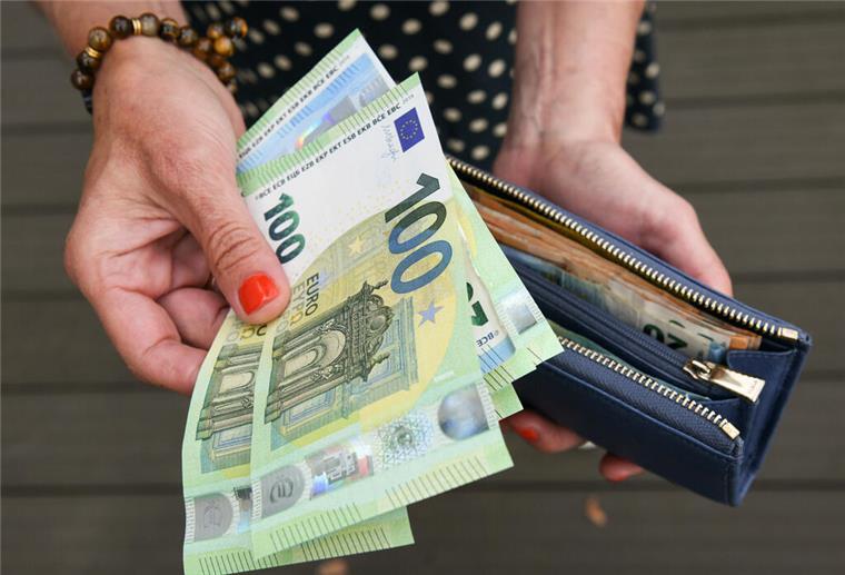 Millionen Deutsche betroffen: Diese knallharten Renten-Pläne stoßen auf heftige Kritik Eine Frau hält eine mit mehreren Geldscheinen gefüllte Geldbörse in einer Hand, darunter Hundert-, Fünfzig- und Zwanzig-Euro-Scheine, und einige Geldscheine in der anderen Hand.