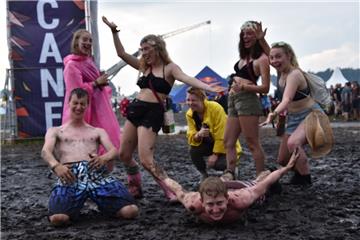 Wird es so matschig wie im vergangenen Jahr? Am Wochenende lockt das Hurricane 2017 auf den Eichenring in Scheeßel.